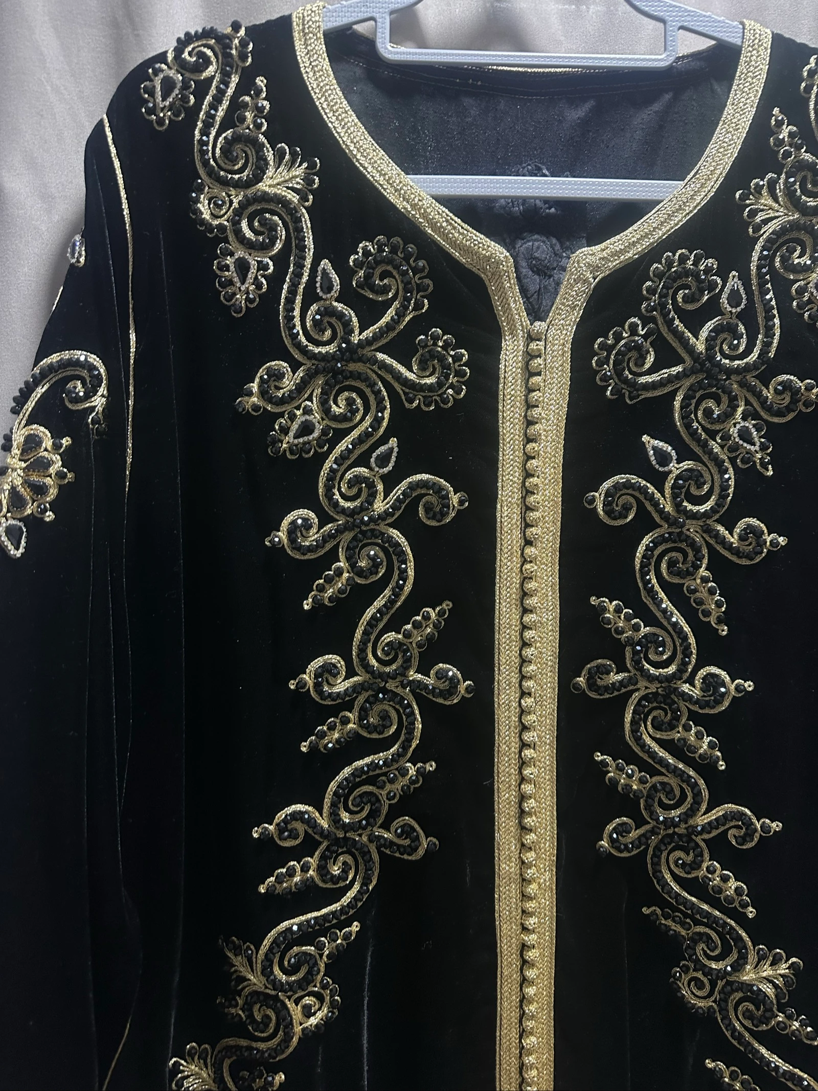Zwarte en gouden caftan van fluweel – photo 4